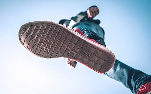 Puma : De la Cour aux Rues – Comment la Marque Navigue dans le Paysage Évolutif du Sport