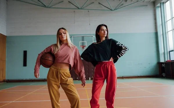 L’intersection de la mode et du sport : Comment l’athleisure a envahi nos garde-robes