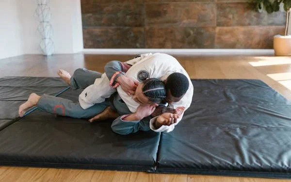 Nick Drossos : L’Expert en Self-Défense Qui Transforme l’Approche de la Protection Personnelle